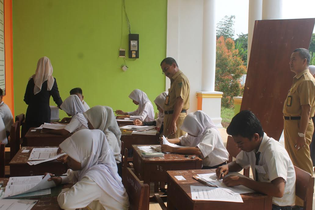 Plt Sekda Rohil Minta Siswa Tetap Fokus Ngerjain Soal